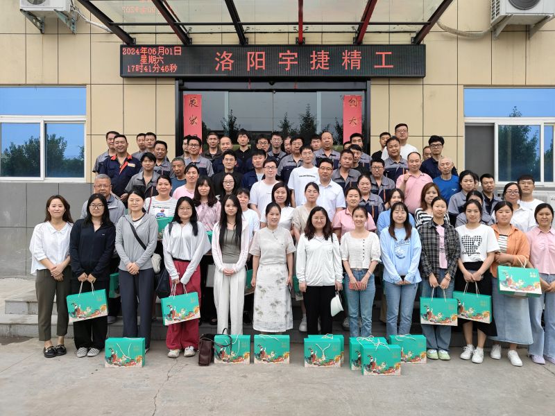 淡淡棕葉香，濃濃世間情，根根絲線連，切切情意牽！